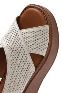 صندل زنانه کرم چرم طرح‌دار لژدار بنددار راحتی دری مد