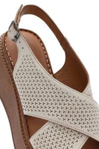 صندل زنانه کرم چرم طرح‌دار لژدار بنددار راحتی دری مد