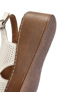 صندل زنانه کرم چرم طرح‌دار لژدار بنددار راحتی دری مد