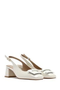 کفش زنانه بژ چرم ورنی بنددار پاشنه‌ضخیم کوتاه پشت باز دری مد