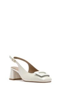 کفش زنانه بژ چرم ورنی بنددار پاشنه‌ضخیم کوتاه پشت باز دری مد