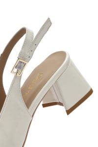 کفش زنانه بژ چرم ورنی بنددار پاشنه‌ضخیم کوتاه پشت باز دری مد