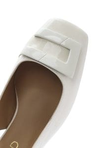 کفش زنانه بژ چرم ورنی بنددار پاشنه‌ضخیم کوتاه پشت باز دری مد