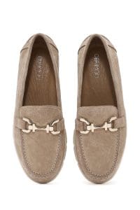 کفش لوفر زنانه چرم جیر بژ راحتی با سگک دری مد