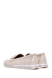 کفش لوفر زنانه چرم کرم سگک‌دار راحتی دری مد