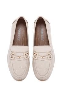 کفش لوفر زنانه چرم کرم سگک‌دار راحتی دری مد