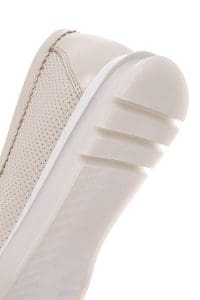 کفش لوفر زنانه چرم کرم سگک‌دار راحتی دری مد