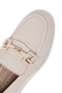 کفش لوفر زنانه چرم کرم سگک‌دار راحتی دری مد