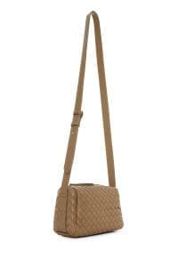 کیف کراس بادی زنانه چرم بژ تیره بافت‌دار دری مد