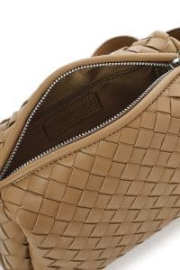 کیف کراس بادی زنانه چرم بژ تیره بافت‌دار دری مد