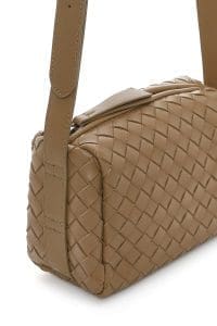 کیف کراس بادی زنانه چرم بژ تیره بافت‌دار دری مد