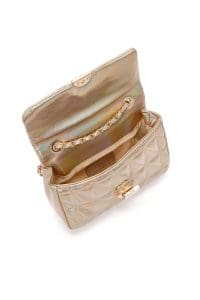 کیف کراس بادی زنانه چرم طلایی بند بلند طرح‌دار کاپیتونه دری مد