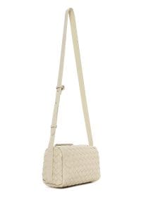 کیف کراس بادی زنانه چرم کرم بافت‌دار دری مد