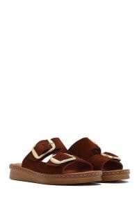 دمپایی زنانه راحتی چرمی جیر قهوه‌ای روشن سگک‌دار دری مد