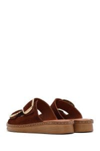 دمپایی زنانه راحتی چرمی جیر قهوه‌ای روشن سگک‌دار دری مد