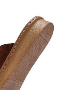 دمپایی زنانه راحتی چرمی جیر قهوه‌ای روشن سگک‌دار دری مد