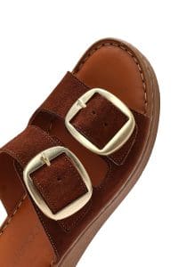 دمپایی زنانه راحتی چرمی جیر قهوه‌ای روشن سگک‌دار دری مد