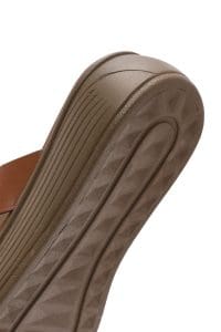 دمپایی زنانه چرمی قهوه‌ای روشن با کف ضخیم دری مد