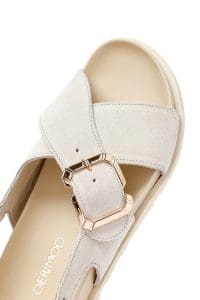 صندل زنانه بژ جیر سگک‌دار دری مد