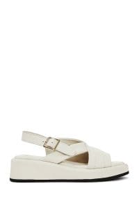 صندل زنانه بژ چرم بنددار تخت ضخیم دری مد