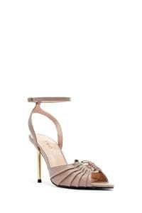 صندل زنانه بژ چرم پاشنه‌نازک بلند بنددار دری مد