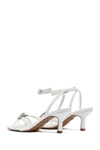 صندل زنانه سفید نگین‌دار پاشنه‌نازک کوتاه بنددار دری مد