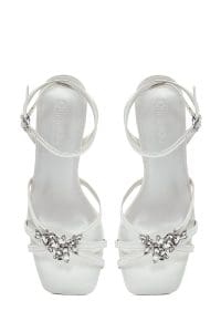 صندل زنانه سفید نگین‌دار پاشنه‌نازک کوتاه بنددار دری مد