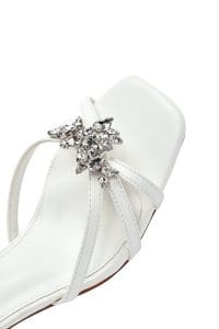 صندل زنانه سفید نگین‌دار پاشنه‌نازک کوتاه بنددار دری مد