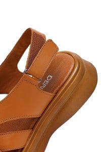 صندل زنانه قهوه‌ای روشن چرم بند پشت باز دری مد