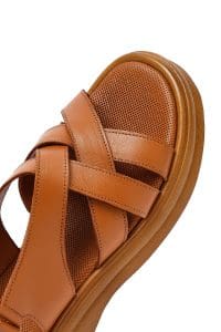 صندل زنانه قهوه‌ای روشن چرم بند پشت باز دری مد