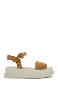 صندل زنانه قهوه‌ای روشن چرم نبوک بنددار تخت ضخیم دری مد