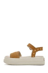 صندل زنانه قهوه‌ای روشن چرم نبوک بنددار تخت ضخیم دری مد