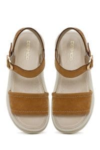 صندل زنانه قهوه‌ای روشن چرم نبوک بنددار تخت ضخیم دری مد