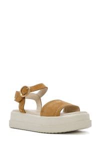 صندل زنانه قهوه‌ای روشن چرم نبوک بنددار تخت ضخیم دری مد