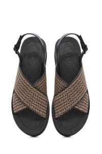 صندل زنانه قهوه‌ای پشت باز سگک‌دار حصیری تخت ضخیم دری مد