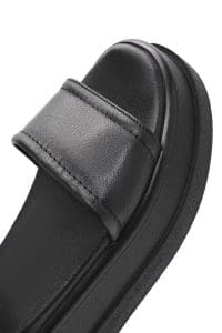 صندل زنانه مشکی چرم بنددار تخت ضخیم دری مد