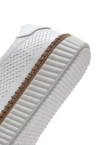 کتونی زنانه چرم سفید بنددار با زیره ضخیم دری مد