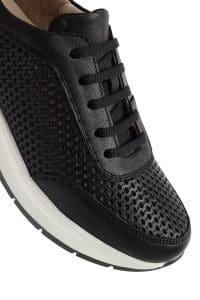 کتونی زنانه چرم مشکی بنددار با زیره ضخیم دری مد