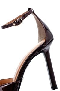 کفش زنانه زرشکی چرم ورنی پاشنه نازک بنددار دری مد