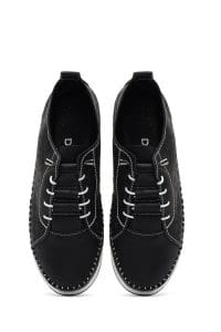 کفش زنانه مشکی چرمی راحتی طرح‌دار بنددار زیره ضخیم دری مد