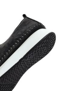 کفش زنانه مشکی چرمی راحتی طرح‌دار بنددار زیره ضخیم دری مد