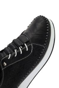 کفش زنانه مشکی چرمی راحتی طرح‌دار بنددار زیره ضخیم دری مد