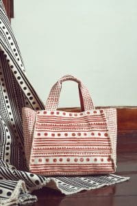 کیف زنانه دستی پارچه‌ای طرح‌دار عسلی چاپ سنگی Kastamonu بند بلند دری مد