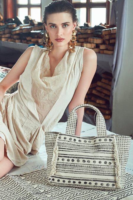 کیف زنانه دستی پارچه‌ای طرح‌دار مشکی چاپ سنگی Kastamonu بند بلند دری مد