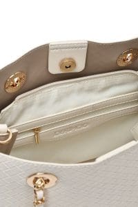 کیف زنانه دوشی کرم بند بلند چاپ‌دار دری مد