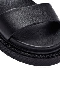 دمپایی زنانه چرم مشکی نگین‌دار ضخیم‌تنه دری مد