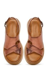 صندل زنانه برنزی راحتی چرم براق کف ضخیم دری مد