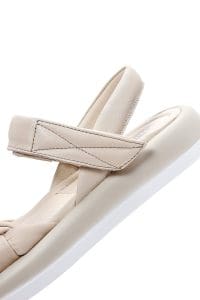 صندل زنانه بژ بندی چرمی دری مد