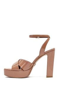 صندل زنانه بژ چرم ورنی پلتفرم پاشنه‌ضخیم بلند بنددار دری مد