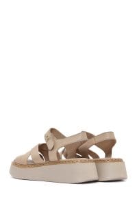 صندل زنانه بژ چرم پاشنه‌ضخیم بنددار راحتی دری مد